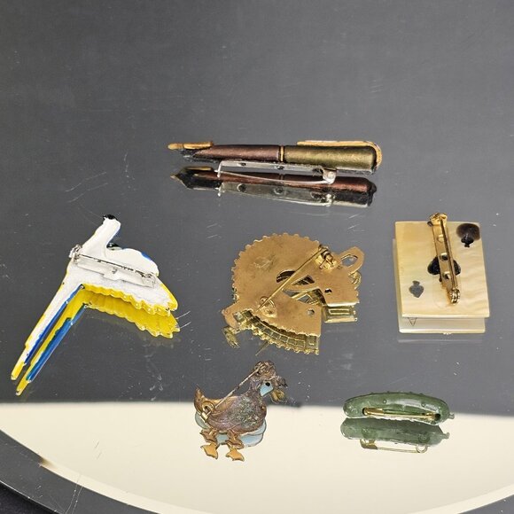 Vintage Collectible Pins Lot Of 6pcs Gambling Parrot Horseshoe Duck Heinz - Picture 9 of 10